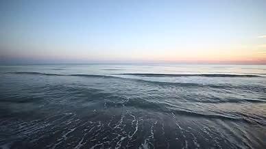 4k拍摄海边浪花震撼大海日落潮退视频的预览图
